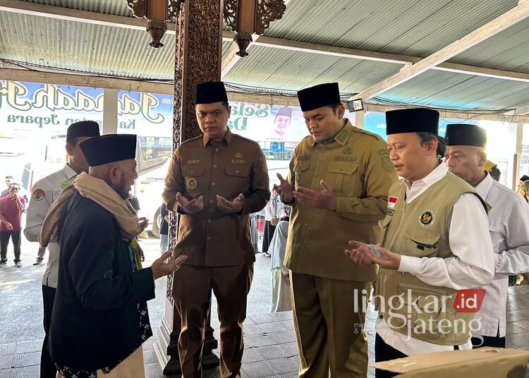 Bupati Jepara Sambut Kepulangan Jemaah Haji Asal Kota Ukir, Doakan Jadi Haji Mabrur 25 Bupati Jepara Witiarso Utomo didampingi Wakil Bupati M. Ibnu Hajar berdoa bersama saat menyambut kepulangan jemaah haji asal Kota Ukir di Pendopo R.A. Kartini Jepara, Senin, 15 Juni 2026. (Tomi Budianto/Lingkarjateng.id)