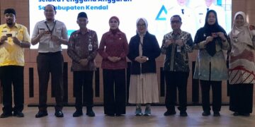 Kendal Resmi Terapkan KKPD, Bupati Tika Targetkan Capaian ETPD Meningkat 11 Bupati Kendal, Dyah Kartika Permanasari, berfoto bersama kepala OPD dan camat saat penyerahan KKPD di Gedung Abdi Praja Setda Kendal, Kamis, 18 Juni 2026. (Anik Kustiani/Lingkarjateng.id)