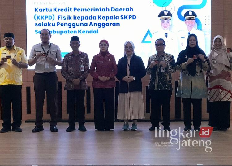 Kendal Resmi Terapkan KKPD, Bupati Tika Targetkan Capaian ETPD Meningkat 25 Bupati Kendal, Dyah Kartika Permanasari, berfoto bersama kepala OPD dan camat saat penyerahan KKPD di Gedung Abdi Praja Setda Kendal, Kamis, 18 Juni 2026. (Anik Kustiani/Lingkarjateng.id)