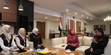 Jalani Pendataan Sensus Ekonomi 2026, Bupati Kendal Ajak Masyarakat Beri Data Akurat 10 Bupati Kendal, Dyah Kartika Permanasari, saat menerima petugas sensus ekonomi di Rumah Dinas Bupati Kendal, Jumat, 19 Juni 2026. (Humas Pemkab Kendal/Lingkarjateng.id)