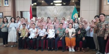 Sambut Lokakarya RISE, Bupati Kendal Dorong Peningkatan Kualitas SDM Sejak Dini 10 Bupati Kendal, Dyah Kartika Permanasari, berfoto bersama peserta Lokakarya RISE tentang Pengasuhan dan Stimulasi Dini Tahun 2026 yang digelar Tanoto Foundation di Ruang Ngesti Widhi Setda Kendal, Rabu, 24 Juni 2026. (Anik Kustiani/Lingkarjateng.id)