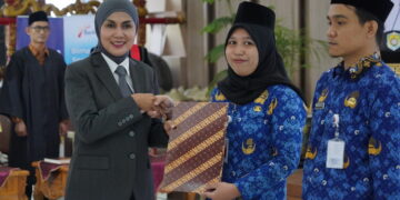 Bupati Kendal, Dyah Kartika Permanasari, menyerahkan SK pengangkatan PNS secara simbolis dalam pelantikan di Pendopo Tumenggung Bahurekso pada Rabu, 3 Juni 2026. (Anik Kustiani/Lingkarjateng.id)