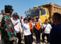 Bupati Kendal Turun Sidak Tambang, Truk Galian C Parkir Liar di Perbatasan Kota Ditertibkan 34 Bupati Kendal Dyah Kartika Permanasari saat melakukan sidak di kawasan perbatasan Kendal-Semarang di Desa Sumberejo, Kecamatan Kaliwungu, Rabu, 10 Juni 2026. (Anik Kustiani/Lingkarjateng.id)