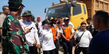 Bupati Kendal Turun Sidak Tambang, Truk Galian C Parkir Liar di Perbatasan Kota Ditertibkan 10 Bupati Kendal Dyah Kartika Permanasari saat melakukan sidak di kawasan perbatasan Kendal-Semarang di Desa Sumberejo, Kecamatan Kaliwungu, Rabu, 10 Juni 2026. (Anik Kustiani/Lingkarjateng.id)