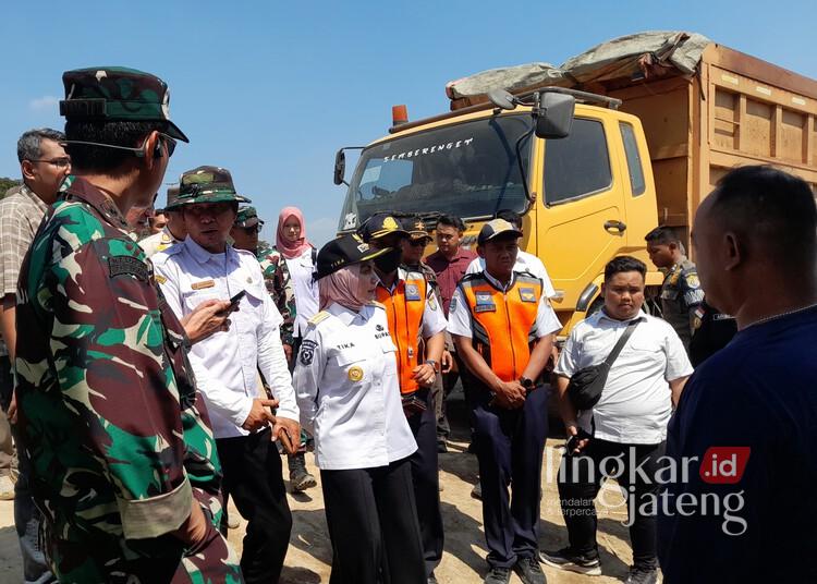 Bupati Kendal Turun Sidak Tambang, Truk Galian C Parkir Liar di Perbatasan Kota Ditertibkan 25 Bupati Kendal Dyah Kartika Permanasari saat melakukan sidak di kawasan perbatasan Kendal-Semarang di Desa Sumberejo, Kecamatan Kaliwungu, Rabu, 10 Juni 2026. (Anik Kustiani/Lingkarjateng.id)