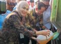 Wamenko Pangan Puji Langkah Bupati Kendal Ubah Sampah Plastik Jadi BBM 34 Wamenko Pangan, Hanif Faisol Nurofiq, bersama Bupati Kendal, Dyah Kartika Permanasari, menuangkan petasol hasil pengolahan sampah plastik ke armada truk sampah milik DLH Kendal di Desa Margorejo, Kecamatan Cepiring, Kamis, 11 Juni 2026. (Anik Kustiani/Lingkarjateng.id)