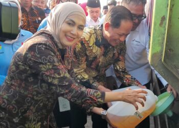 Wamenko Pangan, Hanif Faisol Nurofiq, bersama Bupati Kendal, Dyah Kartika Permanasari, menuangkan petasol hasil pengolahan sampah plastik ke armada truk sampah milik DLH Kendal di Desa Margorejo, Kecamatan Cepiring, Kamis, 11 Juni 2026. (Anik Kustiani/Lingkarjateng.id)
