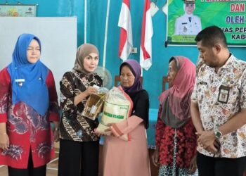 Bupati Kendal Salurkan 450 Paket Bantuan Beras dan Minyak Goreng di Tanjungmojo