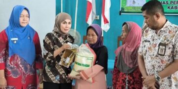 Bupati Kendal Salurkan 450 Paket Bantuan Beras dan Minyak Goreng di Tanjungmojo 2 Bupati Kendal, Dyah Kartika Permanasari (kedua kiri) menyerahkan bantuan paket beras dan minyak goreng kepada warga Desa Tanjungmojo, Kecamatan Kangkung, Kabupaten Kendal Selasa 2 Juni 2026. (dok for Lingkarjateng.id)