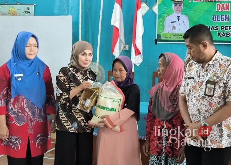 Bupati Kendal Salurkan 450 Paket Bantuan Beras dan Minyak Goreng di Tanjungmojo 25 Bupati Kendal, Dyah Kartika Permanasari (kedua kiri) menyerahkan bantuan paket beras dan minyak goreng kepada warga Desa Tanjungmojo, Kecamatan Kangkung, Kabupaten Kendal Selasa 2 Juni 2026. (dok for Lingkarjateng.id)
