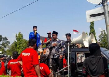 Massa mahasiswa bersama warga Desa Tunggulsari, Kecamatan Brangsong demo di depan Gedung DPRD Kabupaten Kendal pada Senin, 22 Juni 2026. (Anik Kustiani/Lingkarjateng.id)