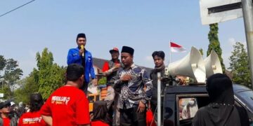 Massa mahasiswa bersama warga Desa Tunggulsari, Kecamatan Brangsong demo di depan Gedung DPRD Kabupaten Kendal pada Senin, 22 Juni 2026. (Anik Kustiani/Lingkarjateng.id)