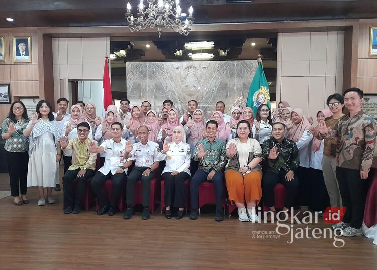 Sambut Lokakarya RISE, Bupati Kendal Dorong Peningkatan Kualitas SDM Sejak Dini 25 Bupati Kendal, Dyah Kartika Permanasari, berfoto bersama peserta Lokakarya RISE tentang Pengasuhan dan Stimulasi Dini Tahun 2026 yang digelar Tanoto Foundation di Ruang Ngesti Widhi Setda Kendal, Rabu, 24 Juni 2026. (Anik Kustiani/Lingkarjateng.id)