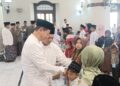Bupati Kudus, Sam'ani Intakoris, memberi santunan kepada anak yatim di Masjid Agung Kudus, Kamis, 25 Juni 2026. (Ahmad Abror/Lingkarjateng.id)