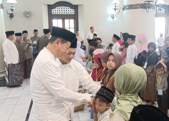 Bupati Kudus, Sam'ani Intakoris, memberi santunan kepada anak yatim di Masjid Agung Kudus, Kamis, 25 Juni 2026. (Ahmad Abror/Lingkarjateng.id)
