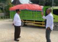Bupati Rembang, Harno, saat meninjau kondisi ruas Jalan Sale-Tahunan di Kecamatan Sale baru-baru ini. (Vicky Rio/Lingkarjateng.id)