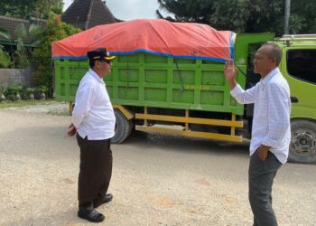 Jalan Sale-Tahunan Rembang Segera Diperbaiki, Anggaran Rp2,5 Miliar 25 Bupati Rembang, Harno, saat meninjau kondisi ruas Jalan Sale-Tahunan di Kecamatan Sale baru-baru ini. (Vicky Rio/Lingkarjateng.id)