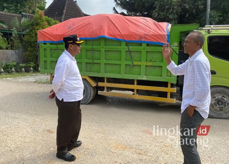 Jalan Sale-Tahunan Rembang Segera Diperbaiki, Anggaran Rp2,5 Miliar 25 Bupati Rembang, Harno, saat meninjau kondisi ruas Jalan Sale-Tahunan di Kecamatan Sale baru-baru ini. (Vicky Rio/Lingkarjateng.id)