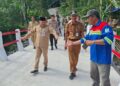 Bupati Semarang, Ngesti Nugraha, saat meninjau progres pembangunan jembatan penghubung Desa Duren dan Pledokan di Kecamatan Sumowono baru-baru ini. (Hesty Imaniar/Lingkarjateng.id)
