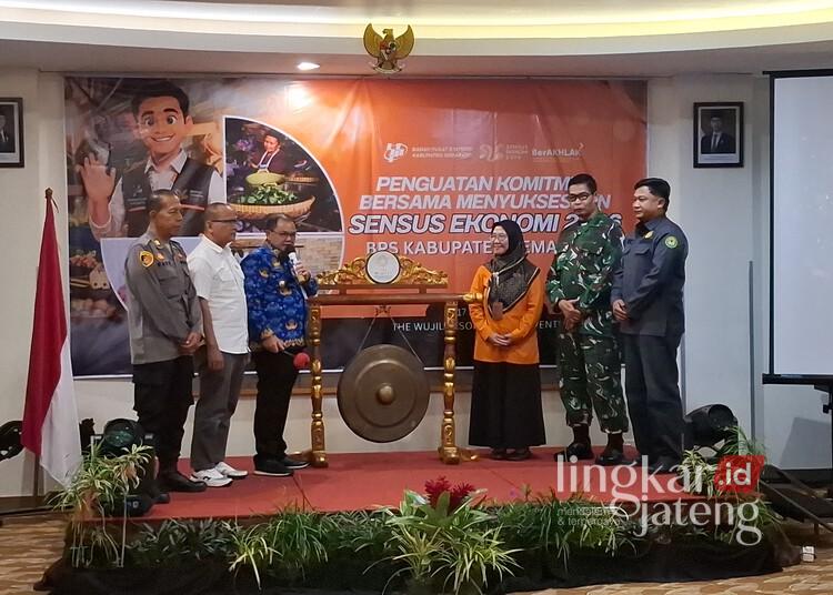Sensus Ekonomi Dimulai, Warga dan Pelaku Usaha di Kabupaten Semarang Diminta Beri Data Akurat 25 Bupati Semarang, Ngesti Nugraha, saat membuka kegiatan Penguatan Komitmen Bersama Sukseskan Sensus Ekonomi 2026 yang digelar BPS Kabupaten Semarang di The Wujil Resort & Conventions, Kecamatan Bergas, Rabu, 17 Juni 2026. (Hesty Imaniar/Lingkarjateng.id)