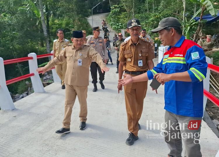 Gunakan BTT Rp660 Juta, Pembangunan Jembatan Duren-Pledokan Semarang Ditarget Rampung Bulan Ini 25 Bupati Semarang, Ngesti Nugraha, saat meninjau progres pembangunan jembatan penghubung Desa Duren dan Pledokan di Kecamatan Sumowono baru-baru ini. (Hesty Imaniar/Lingkarjateng.id)