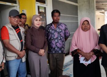 Bupati Kendal, Dyah Kartika Permanasari, saat mengunjungi dan menyerahkan bantuan kepada Siti Rokhanah di Perumahan Citra Harmoni 6, Kelurahan Karangsari, Kecamatan Kendal, Sabtu 20 Juni 2026. (Anik Kustiani/Lingkarjateng.id)