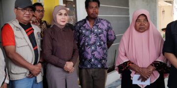 Bupati Kendal Siapkan Bantuan Hunian dan Modal Usaha untuk Korban Rob di Balok 10 Bupati Kendal, Dyah Kartika Permanasari, saat mengunjungi dan menyerahkan bantuan kepada Siti Rokhanah di Perumahan Citra Harmoni 6, Kelurahan Karangsari, Kecamatan Kendal, Sabtu 20 Juni 2026. (Anik Kustiani/Lingkarjateng.id)