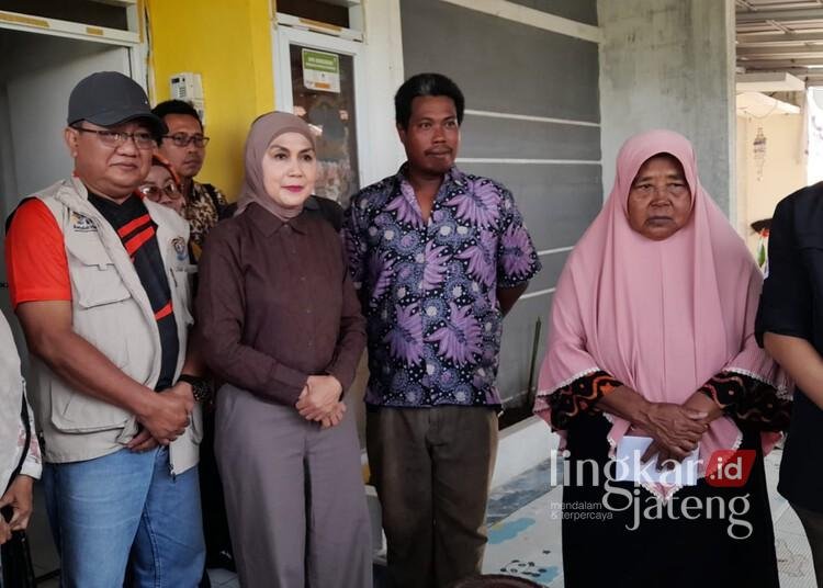 Bupati Kendal Siapkan Bantuan Hunian dan Modal Usaha untuk Korban Rob di Balok 25 Bupati Kendal, Dyah Kartika Permanasari, saat mengunjungi dan menyerahkan bantuan kepada Siti Rokhanah di Perumahan Citra Harmoni 6, Kelurahan Karangsari, Kecamatan Kendal, Sabtu 20 Juni 2026. (Anik Kustiani/Lingkarjateng.id)