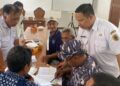 Sekretaris DKP Pati, Agus Sunarko (kanan), mendampingi kegiatan verval faktual terhadap nelayan tradisional di bawah 10 Gross Ton (GT) di Desa Banyutowo yang digelar di Aula Kecamatan Dukuhseti, Rabu, 24 Juni 2026. (Mohammad Fahtur Rohman/Lingkarjateng.id)