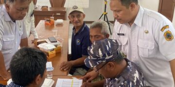 Sekretaris DKP Pati, Agus Sunarko (kanan), mendampingi kegiatan verval faktual terhadap nelayan tradisional di bawah 10 Gross Ton (GT) di Desa Banyutowo yang digelar di Aula Kecamatan Dukuhseti, Rabu, 24 Juni 2026. (Mohammad Fahtur Rohman/Lingkarjateng.id)