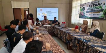 Kepala Bidang Prasarana, Sarana, dan Penyuluhan Pertanian DKPP Kabupaten Pekalongan, Sutanto, memberikan pengarahan kepada peserta dalam kegiatan Pelatihan Petani Milenial di Kantor DKPP Kabupaten Pekalongan, Kamis, 25 Juni 2026. (Fahri Akbar/Lingkarjateng.id)