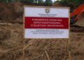 Banner peringatan penutupan sementara operasional tambang galian C di Jalan Kaliwungu–Boja, Dusun Sepetek, Desa Kertosari, Kecamatan Singorojo, Kabupaten Kendal pada Rabu, 3 Juni 2026. (Anik Kustiani/Lingkarjateng.id)