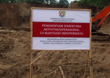 Banner peringatan penutupan sementara operasional tambang galian C di Jalan Kaliwungu–Boja, Dusun Sepetek, Desa Kertosari, Kecamatan Singorojo, Kabupaten Kendal pada Rabu, 3 Juni 2026. (Anik Kustiani/Lingkarjateng.id)