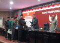 Wakil Ketua DPRD Kendal Bagus Bimo Alit menerima dokumen pandangan umum dari fraksi-fraksi terhadap Ranperda Pertanggungjawaban Pelaksana APBD Kendal 2025 dalam rapat paripurna, Selasa, 23 Juni 2026. (Anik Kustiani/Lingkarjateng.id)