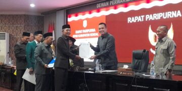 Wakil Ketua DPRD Kendal Bagus Bimo Alit menerima dokumen pandangan umum dari fraksi-fraksi terhadap Ranperda Pertanggungjawaban Pelaksana APBD Kendal 2025 dalam rapat paripurna, Selasa, 23 Juni 2026. (Anik Kustiani/Lingkarjateng.id)
