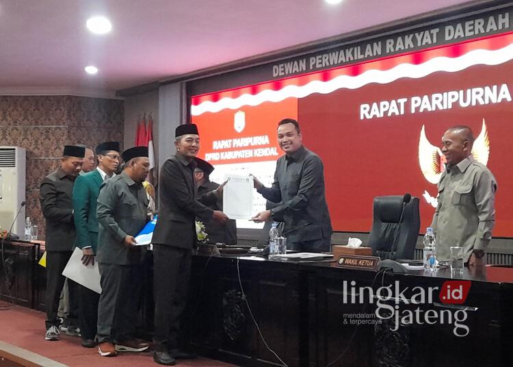 DPRD Kendal Apresiasi Kinerja Pengelolaan Keuangan Daerah Raih WTP 10 Kali Beruntun 25 Wakil Ketua DPRD Kendal Bagus Bimo Alit menerima dokumen pandangan umum dari fraksi-fraksi terhadap Ranperda Pertanggungjawaban Pelaksana APBD Kendal 2025 dalam rapat paripurna, Selasa, 23 Juni 2026. (Anik Kustiani/Lingkarjateng.id)
