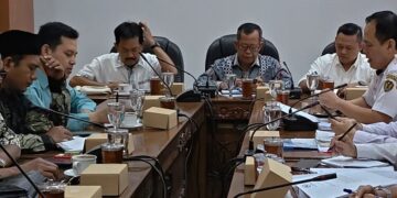 DPRD Pekalongan Bahas Regulasi Pilkades Serentak 2026 untuk 34 Desa 10 Rapat kerja DPRD Kabupaten Pekalongan bersama organisasi kepala desa, Rabu, 10 Juni 2026. (Fahri Akbar/Lingkarjateng.id)