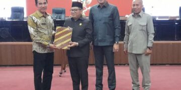 DPRD dan Pemkab Kendal Sepakati Raperda Dana Cadangan Pilkada 2029 10 Serah terima rancangan Peraturan Daerah (Raperda) tentang Pembentukan Dana Cadangan Penyelenggaraan Pilkada 2029 dalam rapat paripurna di gedung DPRD Kendal pada Selasa, 23 Juni 2026. (Anik Kustiani/Lingkarjateng.id)