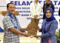 Ketua Dekranasda Jepara, Laila Saidah Witiarso, memberikan cendera mata kepada perwakilan FKDK BPD SI di Aula Lantai 2 Dekranasda Jepara, Kamis, 4 Juni 2026. (Tomi Budianto/Lingkarjateng.id)
