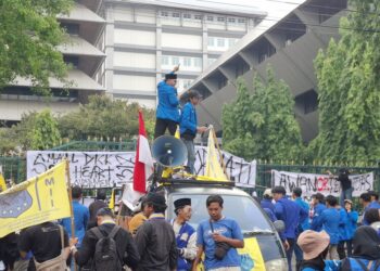 Massa mahasiswa saat menggelar demonstrasi di depan Kantor Gubernur Jawa Tengah, Kota Semarang, Senin, 22 Juni 2026. (Rizky Syahrul Al-Fath/Lingkarjateng.id)