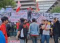 Ribuan Mahasiswa Semarang Demo di Depan Kantor Gubernur Jateng, Ini Tuntutannya 34 Aliansi BEM Semarang Raya membentangkan spanduk tuntutan saat menggelar aksi demonstrasi di depan Kantor Gubernur Jawa Tengah, Semarang, pada Senin, 15 Juni 2026. (Syahril Muadz/Lingkarjateng.id)