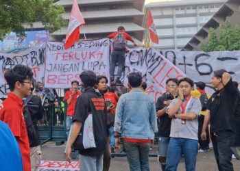 Aliansi BEM Semarang Raya membentangkan spanduk tuntutan saat menggelar aksi demonstrasi di depan Kantor Gubernur Jawa Tengah, Semarang, pada Senin, 15 Juni 2026. (Syahril Muadz/Lingkarjateng.id)