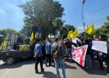 Puluhan mahasiswa menggelar demo di depan Kantor Bupati Demak, Rabu, 17 Juni 2026. (M. Burhanuddin Aslam/Lingkarjateng.id)