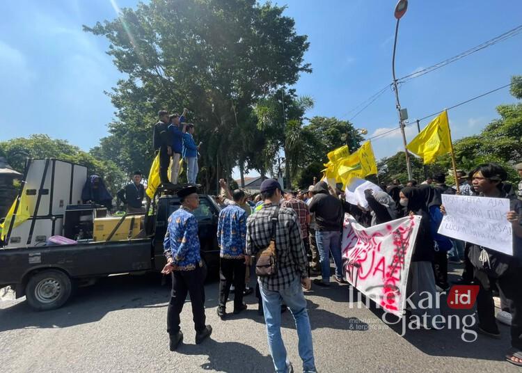 Massa Mahasiswa Demo di Depan Kantor Bupati Demak, Ini Tuntutannya 25 Puluhan mahasiswa menggelar demo di depan Kantor Bupati Demak, Rabu, 17 Juni 2026. (M. Burhanuddin Aslam/Lingkarjateng.id)