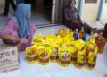 POTRET: Minyak goreng merek MinyaKita dari program bantuan pangan yang dikembalikan warga ke Balai Desa Pilangsari, Kabupaten Demak pada Senin, 29 Juni 2026. (M. Burhanuddin Aslam/Lingkarjateng.id)