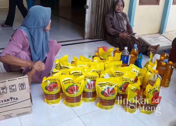 POTRET: Minyak goreng merek MinyaKita dari program bantuan pangan yang dikembalikan warga ke Balai Desa Pilangsari, Kabupaten Demak pada Senin, 29 Juni 2026. (M. Burhanuddin Aslam/Lingkarjateng.id)