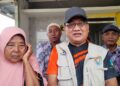 Kepala Dinsos Kendal Muntoha saat mengunjungi Siti Rokhanah di rumah kontrakannya di kelurahan Karangsari, Sabtu, 20 Juni 2026. (Anik Kustiani/Lingkarjateng.id)