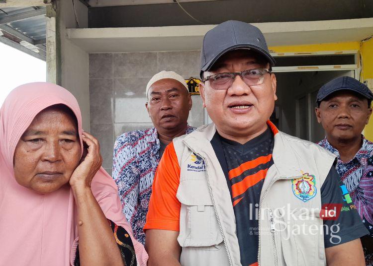 Dinsos Kendal Usulkan Bantuan Atensi untuk Siti Rokhanah Korban Rob di Balok 25 Kepala Dinsos Kendal Muntoha saat mengunjungi Siti Rokhanah di rumah kontrakannya di kelurahan Karangsari, Sabtu, 20 Juni 2026. (Anik Kustiani/Lingkarjateng.id)