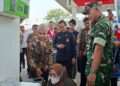 Kepala Dinas Perdagangan, Koperasi dan UKM (Disdagkop UKM) Kabupaten Kendal, Toni Ari Wibowo (kedua kiri), mendampingi Bupati Kendal, Dyah Kartika Permanasari (kiri) meninjau tera ulang di salah satu SPBU di Kendal. (dok for Lingkarjateng.id)