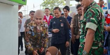 Kepala Dinas Perdagangan, Koperasi dan UKM (Disdagkop UKM) Kabupaten Kendal, Toni Ari Wibowo (kedua kiri), mendampingi Bupati Kendal, Dyah Kartika Permanasari (kiri) meninjau tera ulang di salah satu SPBU di Kendal. (dok for Lingkarjateng.id)